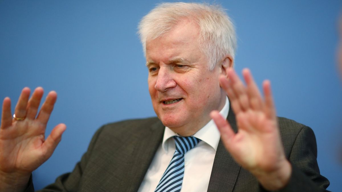 Uzavření hranic je v českém zájmu, tvrdí německý ministr vnitra